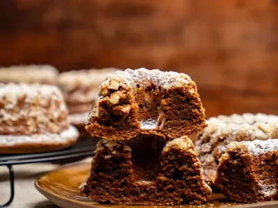 Mini-Gugelhupf mit Schokolade und Haselnüssen