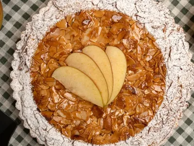 Apfeltarte mit Knusperdecke aus karamellisierten Mandeln